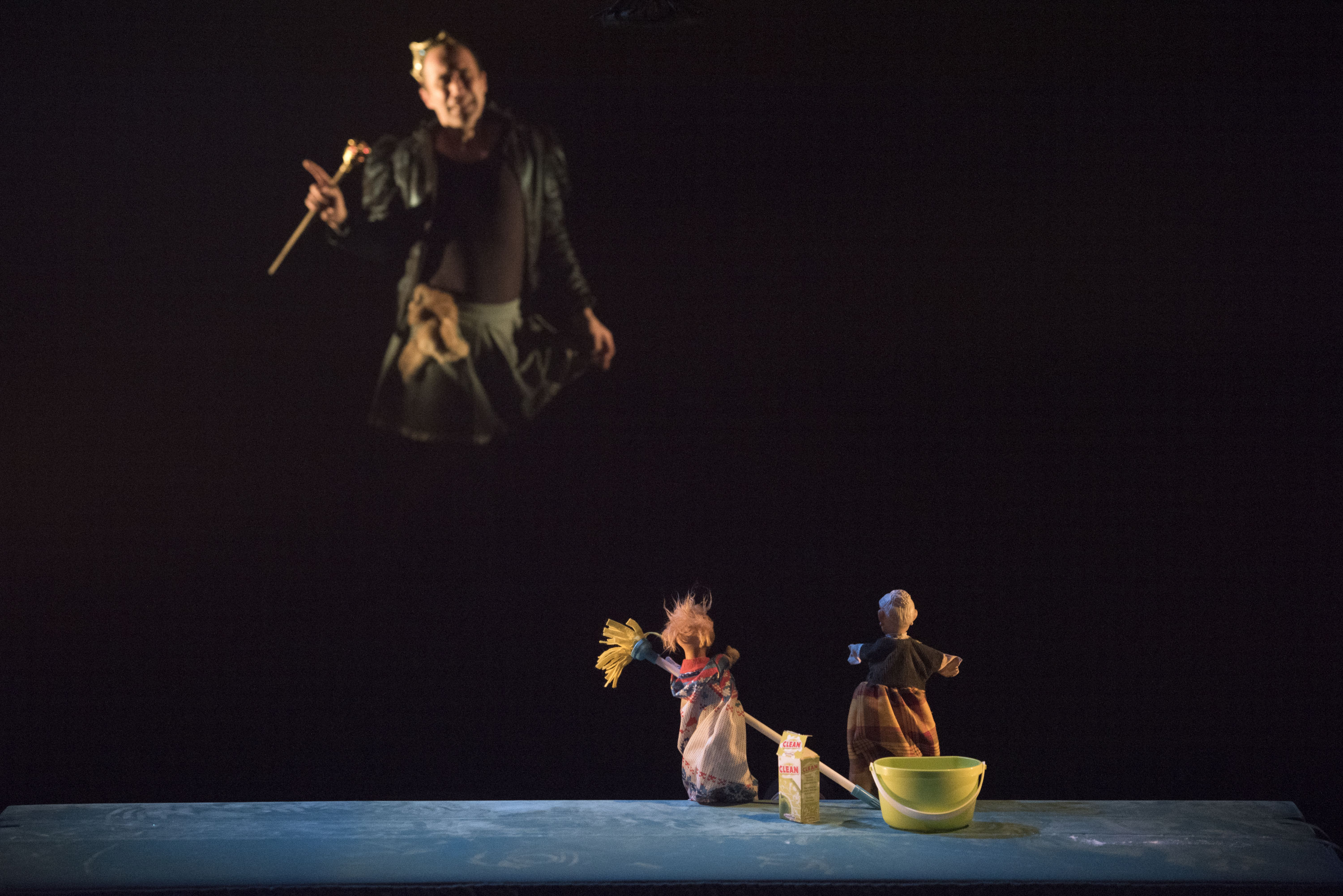 Photographie du spectacle Les géants, de la compagnie les Karytides. Crédits : Marie-Françoise Plissart