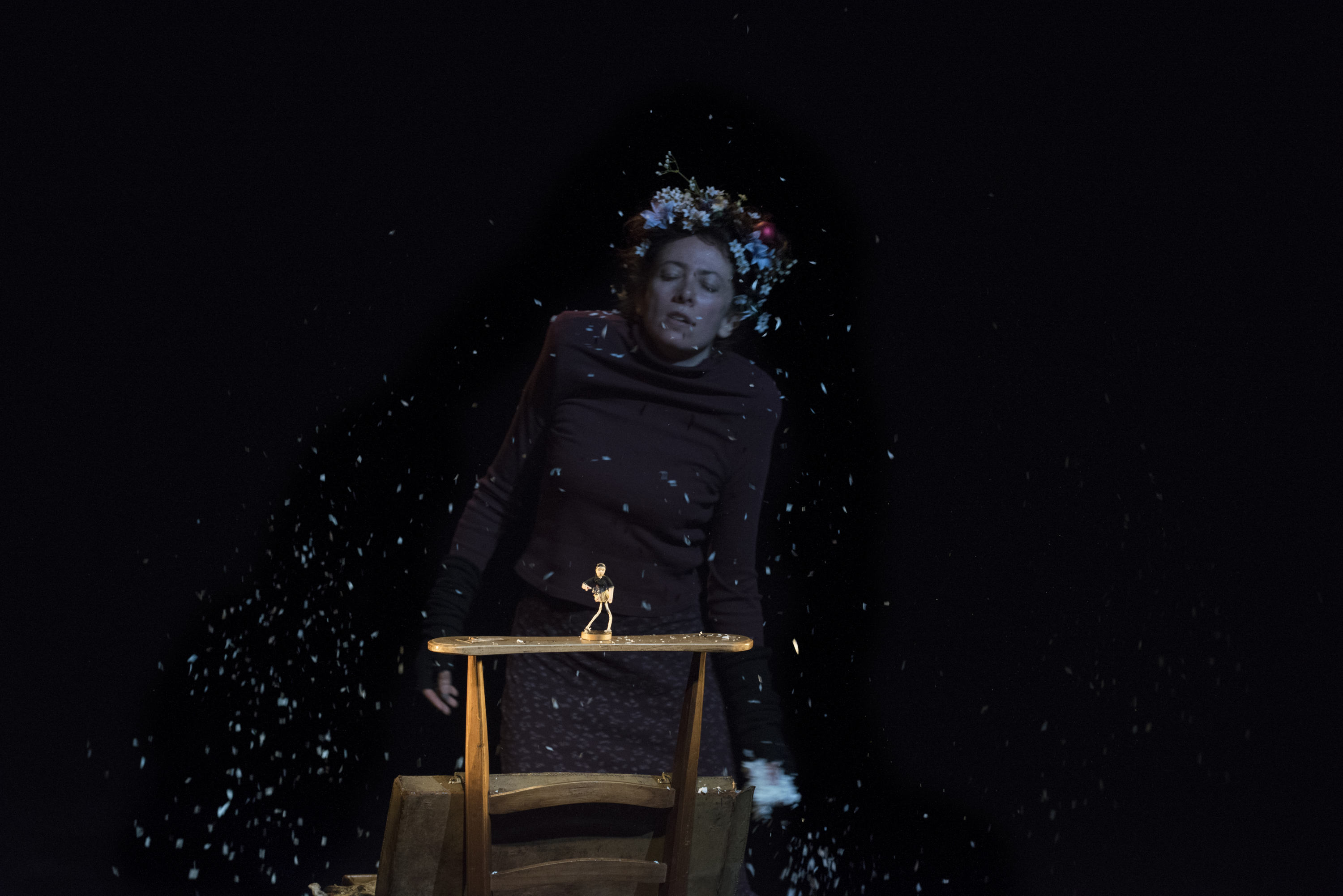 Photographie du spectacle La petite fille aux allumettes de la compagnie Les Karyatides. Crédits : Marie-Françoise Plissard