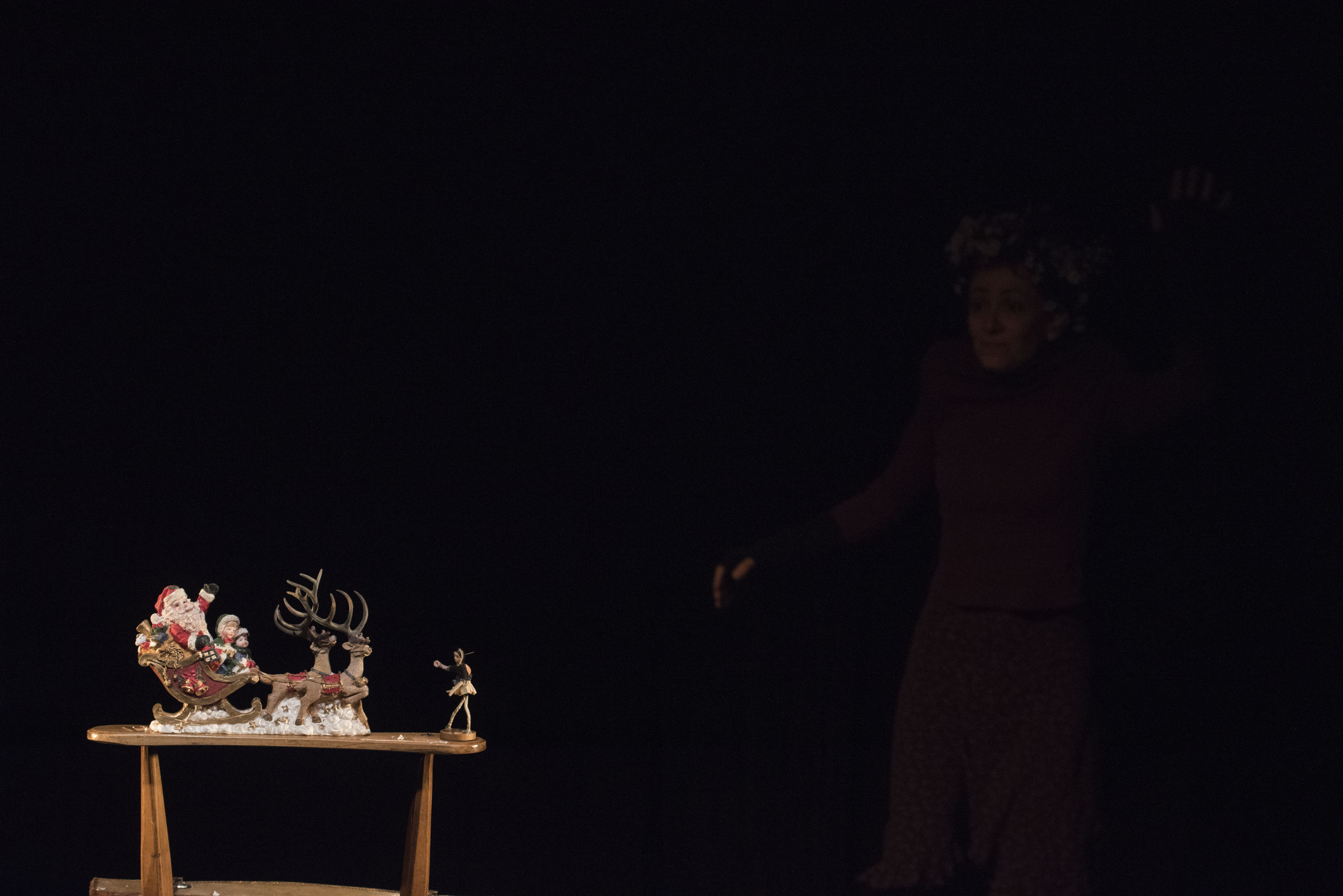Photographie du spectacle La petite fille aux allumettes de la compagnie Les Karyatides. Crédits : Marie-Françoise Plissard
